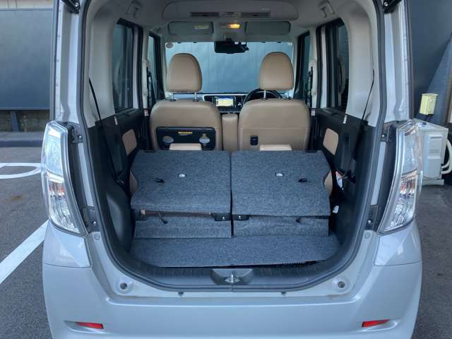 シートを左右に分かれて倒すことができいろいろなシーンに合わせて使えるので便利です。