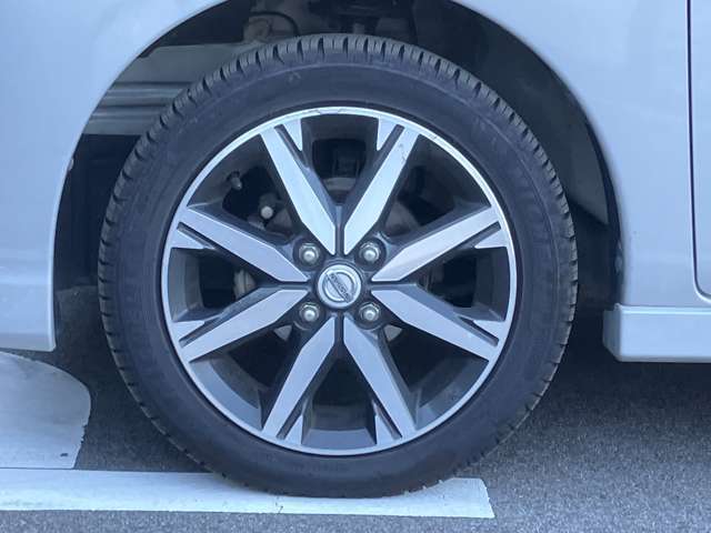 純正アルミホイールでデザインがマッチしています。