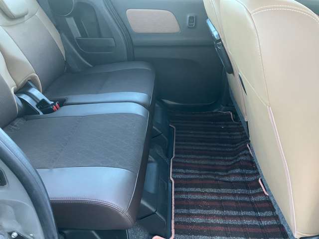 乗り降りしやすい後席です。膝前スペースの十分あります。