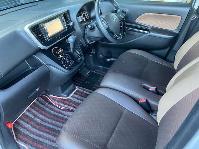 助手席も広々、実際お座りいただくのが分かりやすいと思います。お気軽にご来店ください！