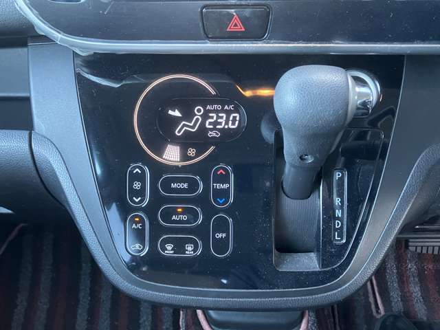 エアコン操作がタッチパネルスイッチにて操作。お掃除時にはサッと拭くだけで簡単お掃除。