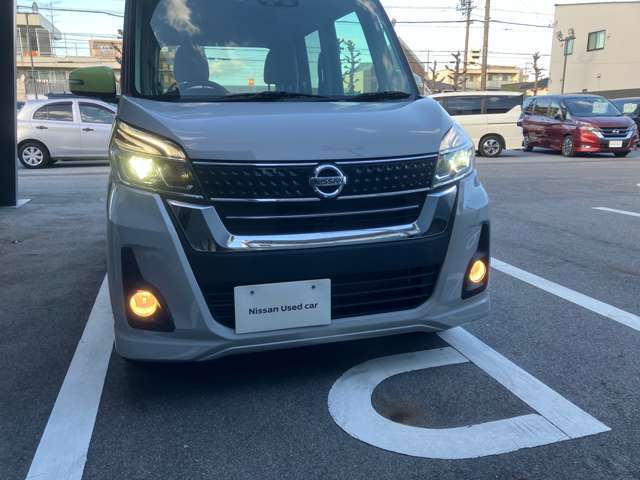 配光特性に優れ路肩まで明るく照らすLEDライトを採用