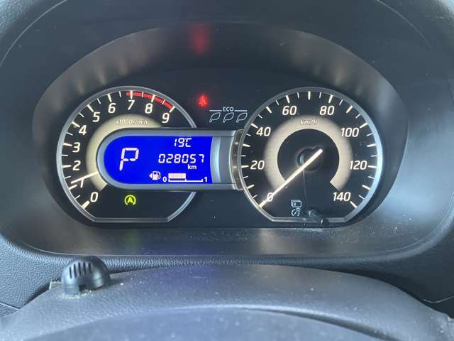 視認性の良いメーターパネルデザインです。