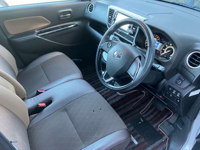 ドライバーの方と助手席の方が座るシートです。実際にお座りいただくのが、分かりやすいと思います。お気軽にご来店ください。