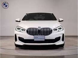 【BMWの伝統】BMWの特徴的な“キドニーグリル”は、80年以上続く伝統の形でございます。変わらないこだわりのデザインが、プレミアムブランド“BMW”を創り出します。