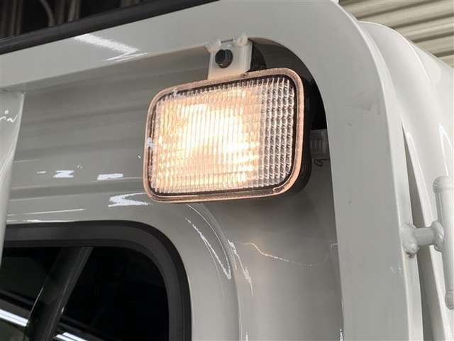 暗くても荷台を照らす作業灯有り