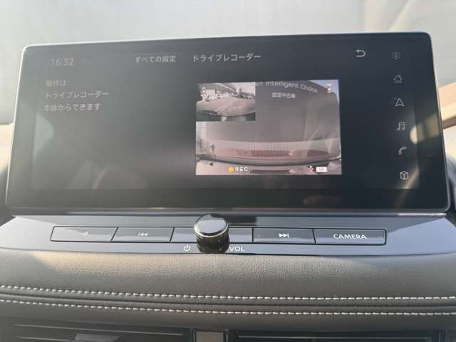 ナビ連動ドラレコ付きです☆ナビ画面で映像が確認できるので何かあった際にも安心☆前後付いてます☆