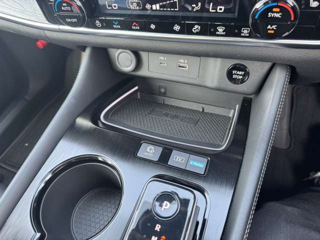 ワイヤレス充電器（おくだけ充電機能）搭載☆対応機種のスマホを置くだけで充電が行えます☆