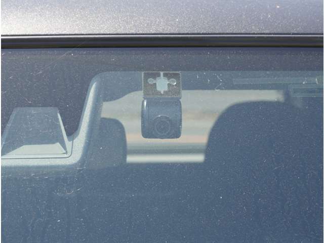 【ドライブレコーダー】安心・安全なカーライフに必須のドライブレコーダーを装備。あおり運転や事故に遭遇した際の状況も映像で記録し、万一のリスクに備えます。