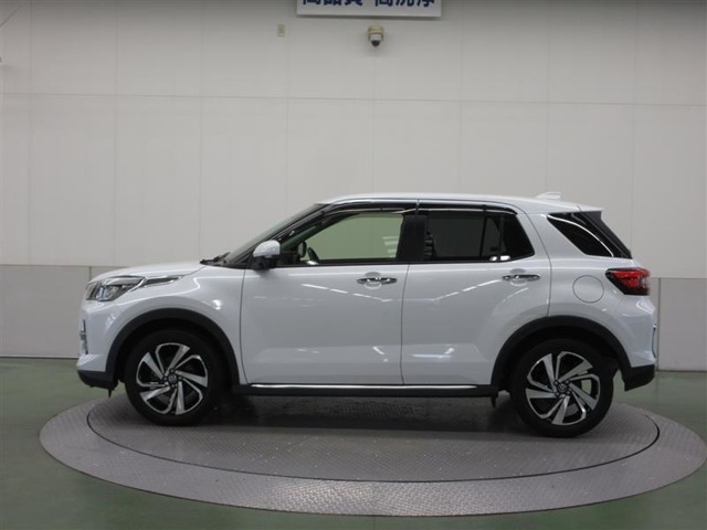 大きく見えますが、実は5ナンバーサイズ。運転がし易く狭い道もスイスイです。