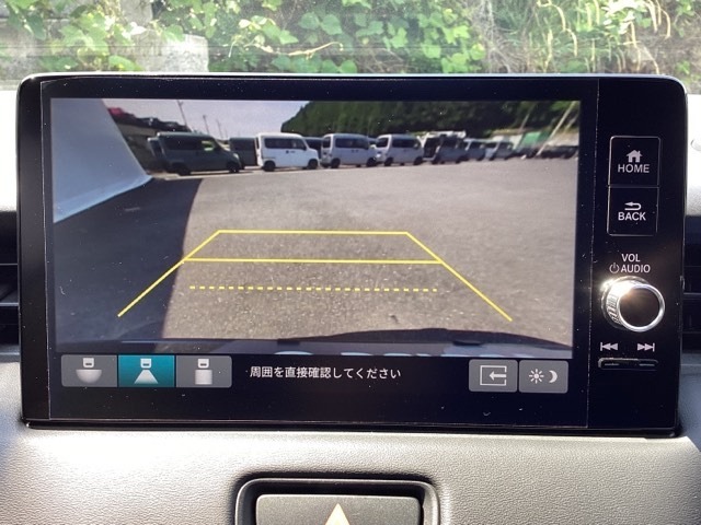 ガイド線表示機能付きのバックカメラで、バックでの車庫入れも安心です。