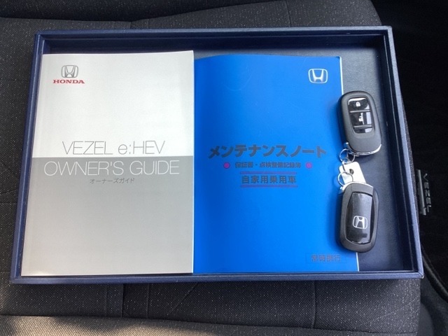 メンテナンスノート【点検整備記録簿・保証書】、取説も揃ってます。スマートキーはバッグなどにしまったままボタン操作でエンジンの始動・停止ができて大変便利です。