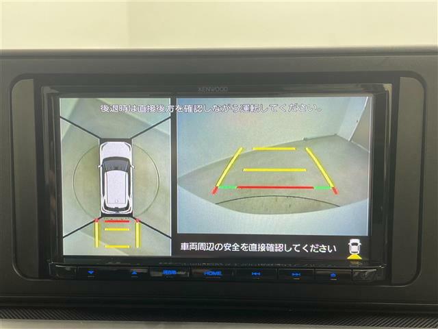 【パノラミックビューモニター】クルマを真上から見下ろした視点で駐車をサポートします！クルマの斜め後ろや真横など、いち早く障害物に気が付くことができます。