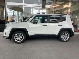 台形のホイールアーチはジープの伝統です。ボディとタイヤが干渉しあわないように配慮されているんです。