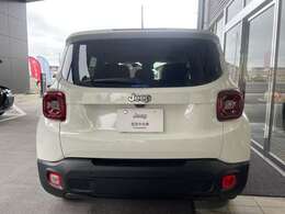 ジェリー缶（燃料缶）をイメージした×印は後方から見てもレネゲードだと一目でわかる個性あるデザインです。