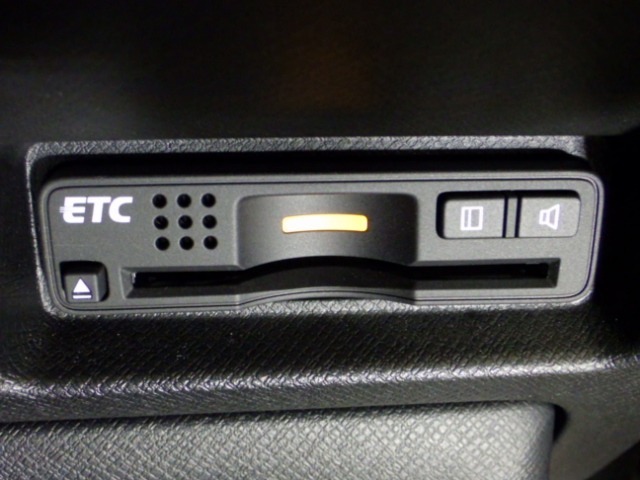 【ETC】便利なETC車載器も装備！高速道路の料金所もスムーズに通過できます。今や必須の装備ですね！お客様用にセットアップをしてのお渡しとなります！
