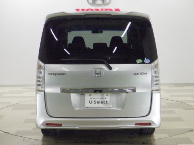 当社下取り禁煙ワンオーナー車！RK5型ステップワゴンスパーダZの8人乗り仕様が入庫です。綺麗なカラーのスーパープラチナメタリック！
