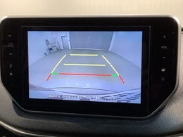 リバースギアに入れるだけで後方の表示へ切り替わります。夜間や雨の日の駐車も楽になりますよ。