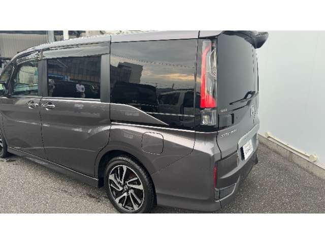 運転にゆとりを生む見晴らしの良さ。広いフロントガラスから見えるその視界の良さは乗っている人にしか分からない。安全性も重視しつつ、視界の良さを向上させる事で快適なドライブの時間にします。
