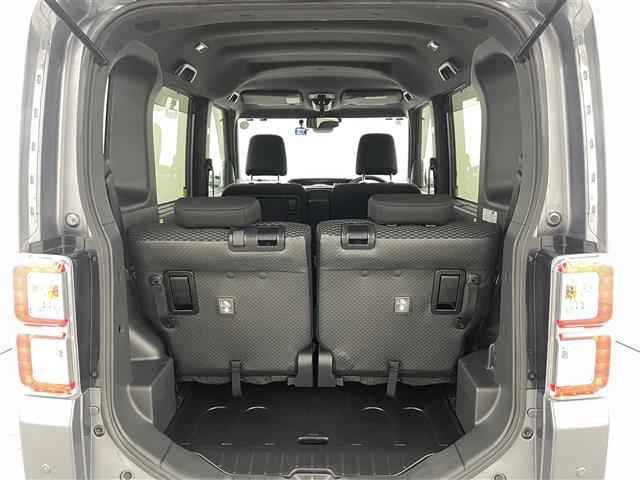 【トランク】積み込みやすくて、たっぷり積める荷室です。シートアレンジできるものは、乗車人数と荷物の量や大きさによってシートを動かすことができるので、より快適なドライブが可能です！