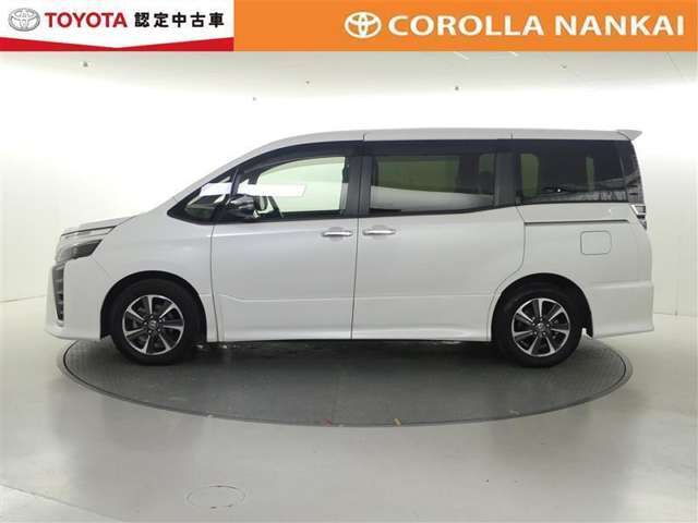 両側パワースライドドア付きだから、狭い駐車スペースなどでの 乗り降りラクラク！小さなお子さまのいるご家庭には嬉しい装備。