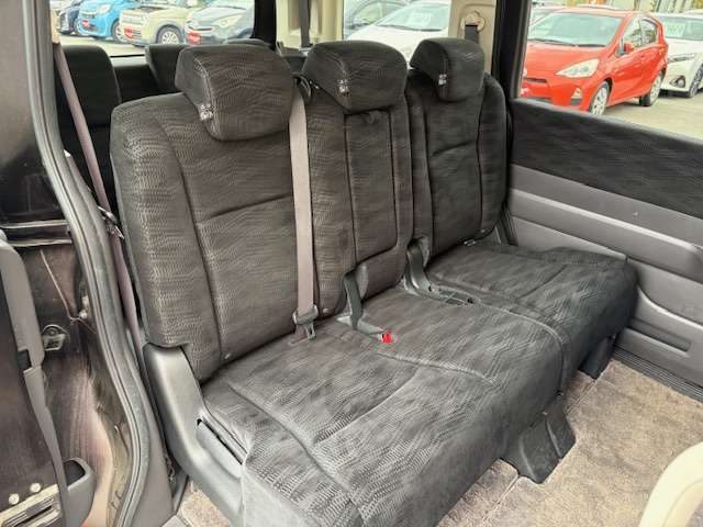 【車内清掃】お客様に気持ちよく見て頂けるよう展示車両は常に綺麗に仕上げております！