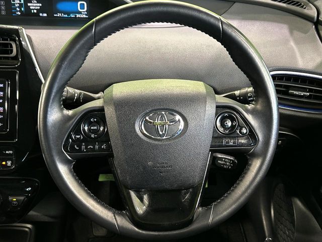 【純正革巻きステアリング】上質な革を使用することで、手にしっかり馴染みとても運転しやすいハンドルです♪