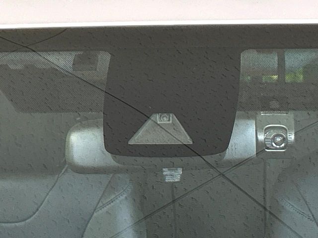 【プリクラッシュセーフティ】前方の車両等を検知し、衝突しそうな時は警報で注意を促し、ブレーキを踏む力をサポート。ブレーキを踏めなかった場合は衝突被害軽減ブレーキが作動、衝突回避をサポートします。