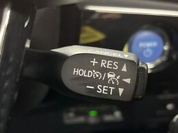 【レーダークルーズコントロール】高速道路での長距離走行が楽に！！自動で速度を保つクルーズコントロールが、衝突軽減システムと連携し、前方の車両を感知して車間を保つように速度調節してくれます！！