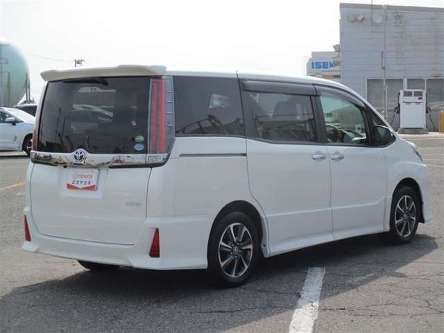 明るく広々、落ち着いた店内では、中古車のご検討・ご購入のほか、携帯電話（au）の購入等、様々なご相談に幅広く応えていきます♪