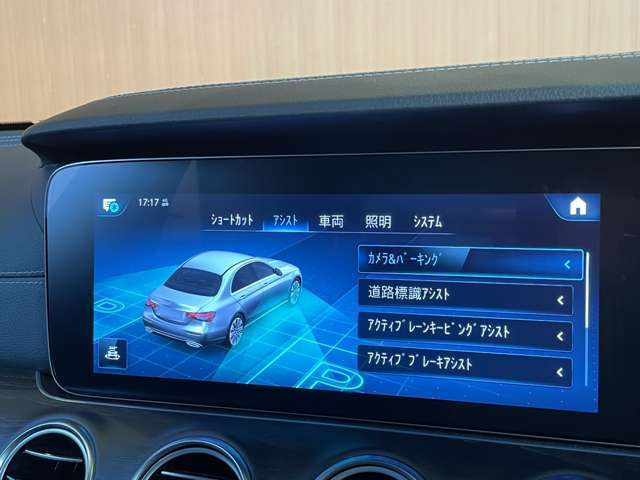 LIBERALAは輸入車と本を愛される方々に少しだけ上質な時間が過ぎていくように、落ち着きのある空間をご用意しております。あなたにぴったりな少しハイセンスな図書館に遊びにいらしてください。
