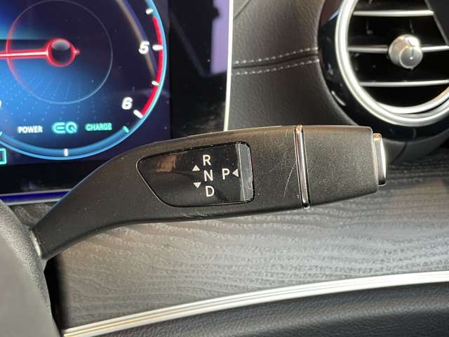輸入車ディーラー採用のドライブレコーダーも選べます。万が一の事故の際のお守りとしていかがでしょうか？その他様々なオプションをご用意しております。