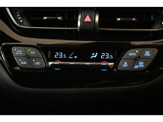 左右で温度調整の出来るデュアルオートエアコン完備☆快適な車内空間で会話も弾みます♪