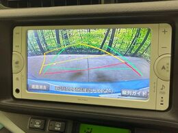【バックカメラ】駐車時に後方がリアルタイム映像で確認できます。大型商業施設や立体駐車場での駐車時や、夜間のバック時に大活躍！運転スキルに関わらず、今や必須となった装備のひとつです！