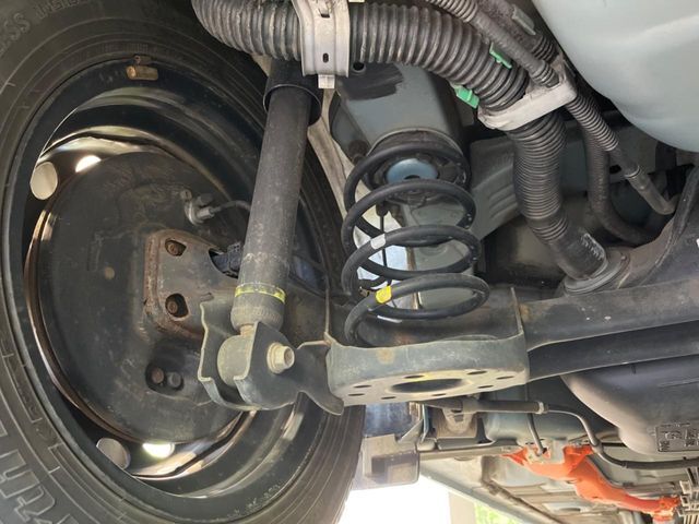 お車を安心してお乗りいただく為には、足回りの定期点検が欠かせません。サービスサポート（有償保証）では無料点検もご提供しており、安心のカーライフをお過ごしいただけるサポート体制が整っています。