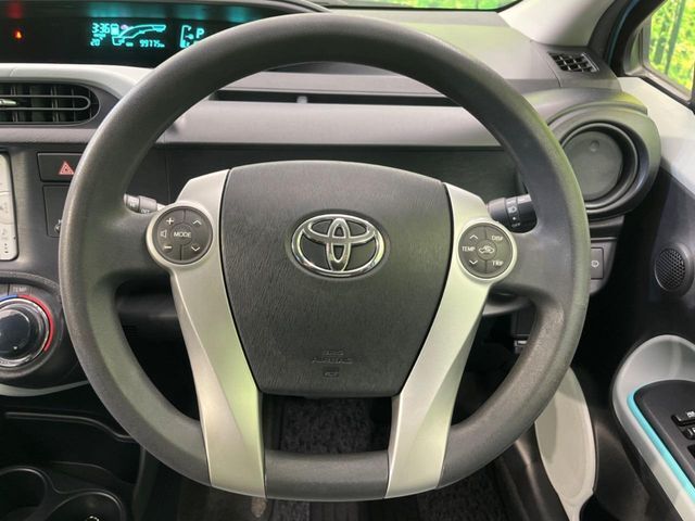インテリアに合わせたデザインのステアリングは、運転される方のことも考え、運転しやすい形状、大きさです。是非一度、実際に触ってお確かめください。