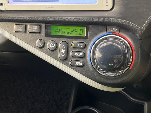 【オートエアコン】一度お好みの温度に設定すれば、車内の温度を検知し風量や温度を自動で調整。暑い…寒い…と何度もスイッチ操作をする必要はありません。快適な車内空間には必須の機能ですね♪