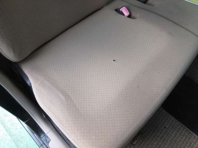 運転席シートにクッションの日焼け跡があります。タバコの焦げ跡もあります。