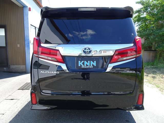 第三者機関の日本自動車鑑定協会（JAAA）の鑑定師が中古車を鑑定。プロがグレーディングレポート（鑑定証）を一台一台に発行します。
