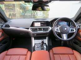 ◆インスツルメントパネルやインテリアトリムなどは、調和しなが洗練された室内を作り上げ、スイッチ類によって、優れた操作性をも実現。ドライバーの視線や動線を考え、人間工学に基づきデザインされています◆