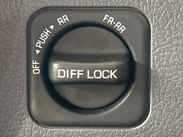 【リアデフロック】悪路や雪道などで車がスタックした場合でも、タイヤの空転を抑制し脱出しやすくするデフロックを装備。積雪地やオフロードでの使用が多い方におススメの一台です♪