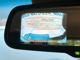 【バックカメラ】駐車時に後方がリアルタイム映像で確認できます。大型商業施設や立体駐車場での駐車時や、夜間のバック時に大活躍！運転スキルに関わらず、今や必須となった装備のひとつです！