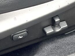【パワーシート】スイッチ一つで簡単にシートの微調整が可能！電動だから力もいりません！快適なシートポジションにセットして、快適なドライブをお楽しみください。