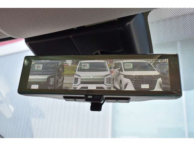 インテリジェントルームミラー搭載で、車の後方に設置されたカメラ映像を映し出してシートバックやヘッドレスト、同乗者に視界が遮られることがなく視認性が非常に良いです