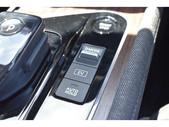 オートホールド機能搭載でブレーキを踏んでいなくても停車状態となる優れものです。