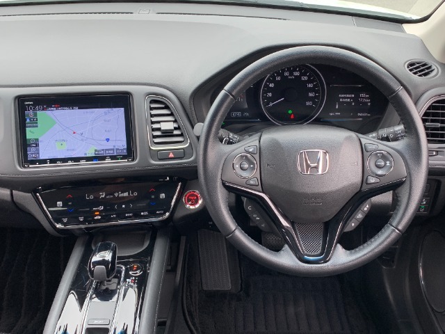 ハンドル左側にはオーディオ操作が出来るオーディオリモートコントロールスイッチ、右側にはHonda SENSINGとオートクルーズコントロールのスイッチを装備！長距離運転や高速道路の運転では大活躍です！
