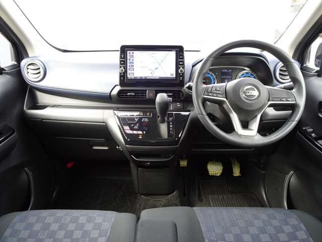「NISSAN 認定中古車」です。ワイド保証1年付（期間中走行距離無制限）全国の日産サービス工場で保証が受けられます。ご購入後も1ヶ月または1,000km点検が無料で受けられます♪