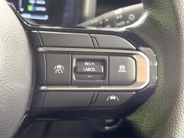 【アダプティブクルーズコントロール】高速道路での長距離走行が楽に！！自動で速度を保つクルーズコントロールが、衝突軽減システムと連携し、前方の車両を感知して車間を保つように速度調節してくれます！！