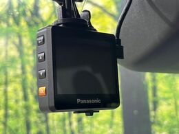 【ドライブレコーダー】安心・安全なカーライフに必須のドライブレコーダーを装備！走行中はもちろん、あおり運転や事故に遭遇した際の状況も映像で記録し、万一のリスクに備えます。