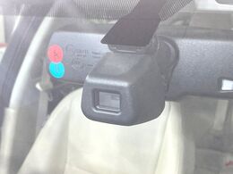 【エマージェンシーブレーキ】走行中に前方の車両等を認識し、衝突しそうな時は警報とブレーキで衝突回避と被害軽減をアシスト。より安全にドライブをお楽しみいただけます。